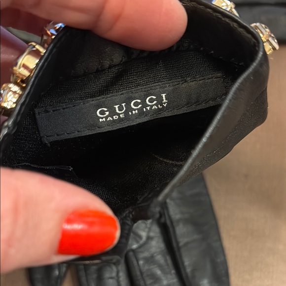 GUCCI Elegant Black Leather Gloves with Crystal Embellishments - Picture 3 of 7